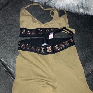 Fenty fitted legging outfit.Super cute and lightweight great material!REALFENTY.
